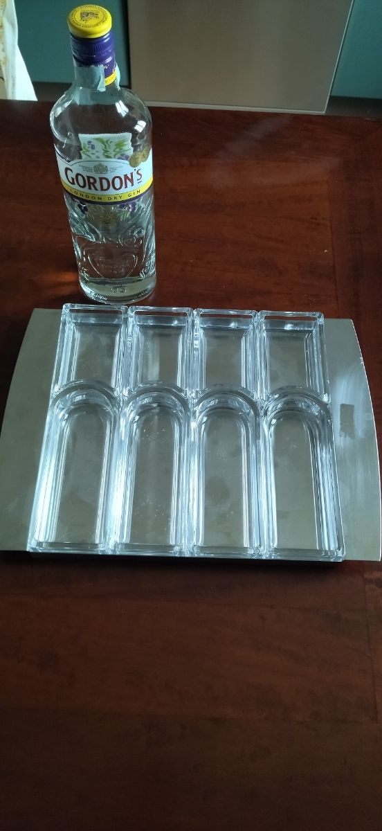 Vassoio in acciaioe vetro per snack.