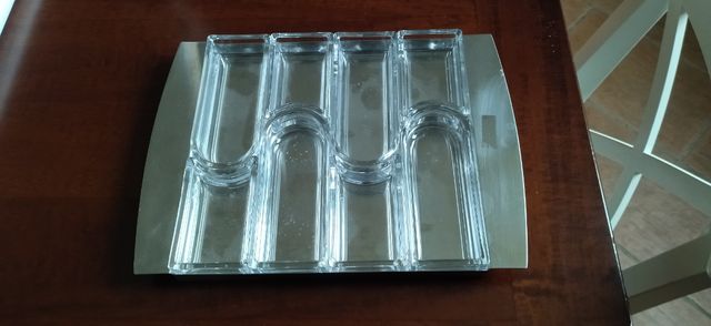 Vassoio in acciaioe vetro per snack.