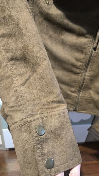 Chaqueta marrón ante mujer 