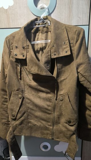 Chaqueta marrón ante mujer 