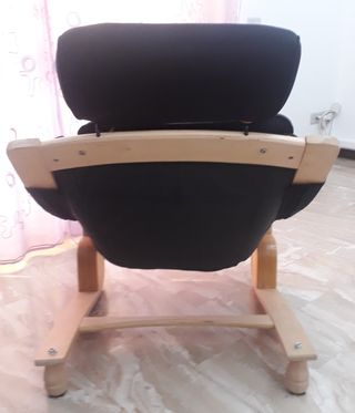 Poltrona in tessuto nero, poggiatesta regolabile.