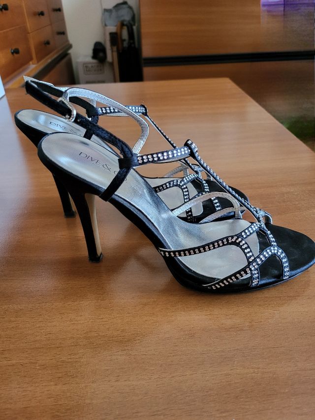 Sandalo in pelle nera e strass