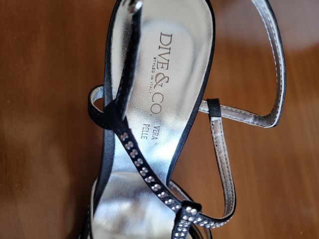 Sandalo in pelle nera e strass