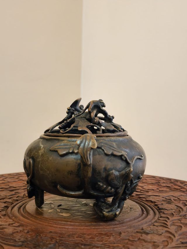 QUEMADOR DE INCIENSO CON TRÍPODE BRONCE