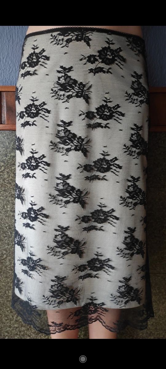 Falda midi encaje negro y blanco de Vero moda