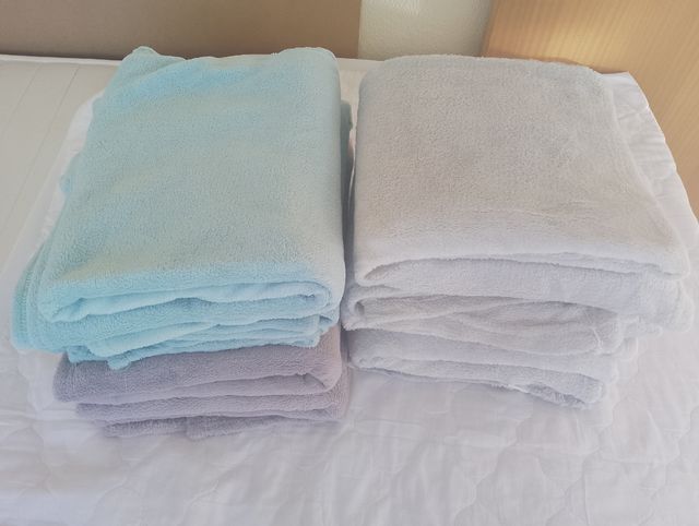 9 x Fleece blankets/ throws