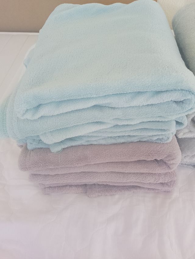 9 x Fleece blankets/ throws