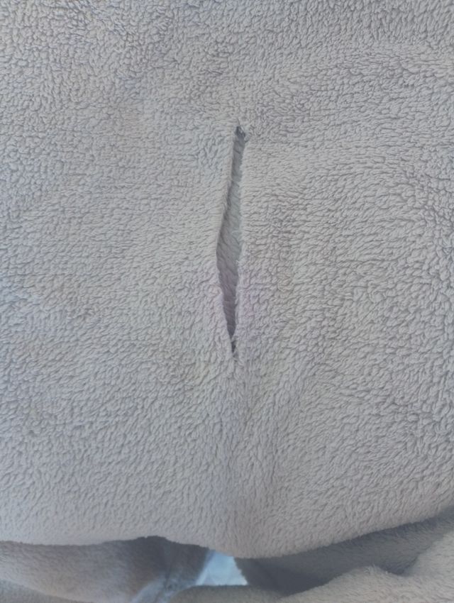 9 x Fleece blankets/ throws