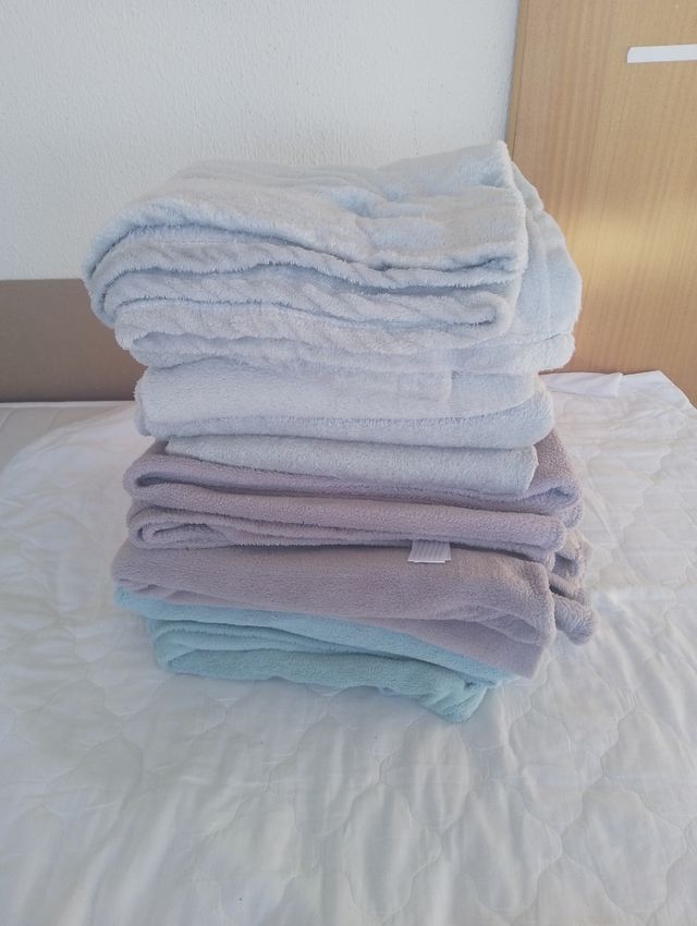 9 x Fleece blankets/ throws