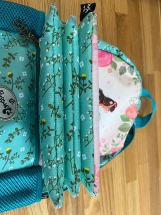 mochila pequeña y estuche de 3 espacios