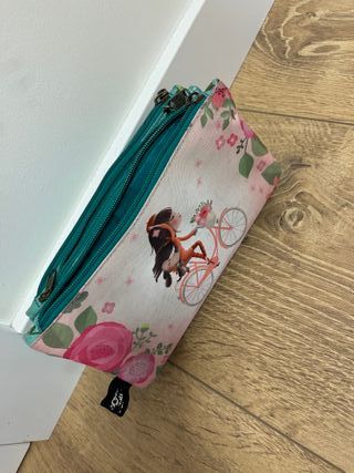 mochila pequeña y estuche de 3 espacios