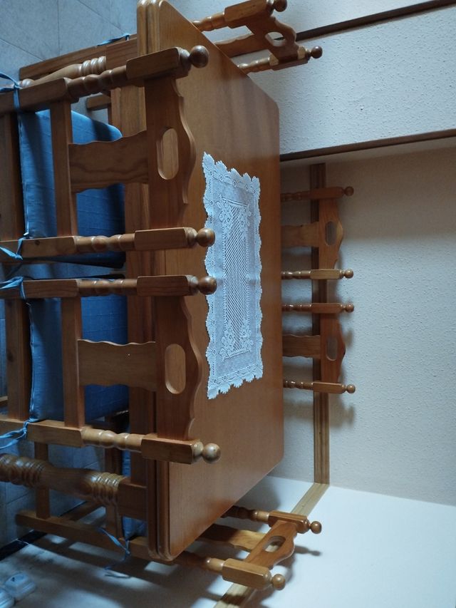Mesa de madera castellana y sillas. 