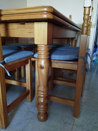 Mesa de madera castellana y sillas.