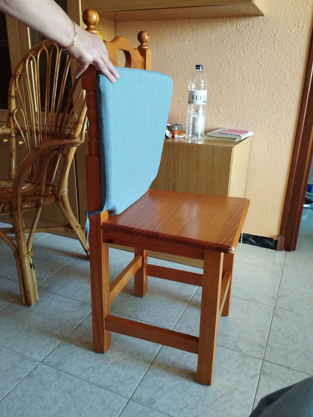 Mesa de madera castellana y sillas. 