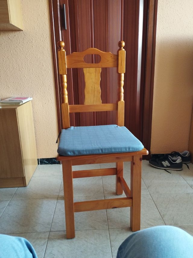 Mesa de madera castellana y sillas. 