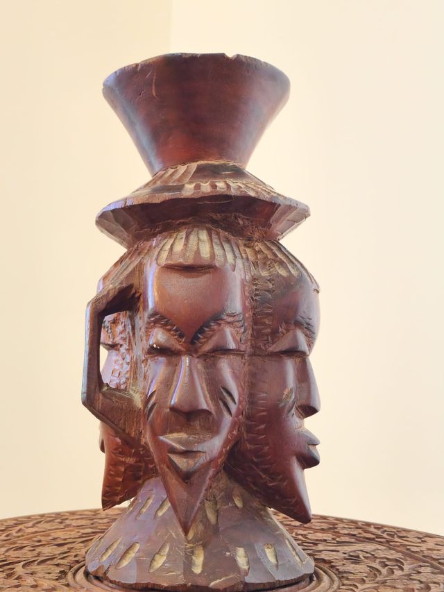 ESCULTURA TIPO JARRÓN AFRICANO CON ASA