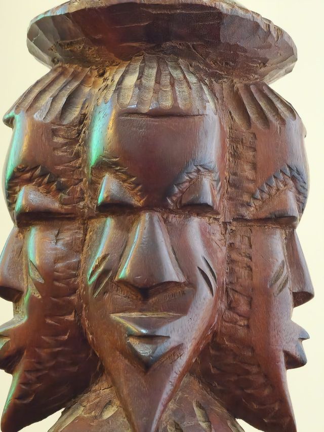 ESCULTURA TIPO JARRÓN AFRICANO CON ASA