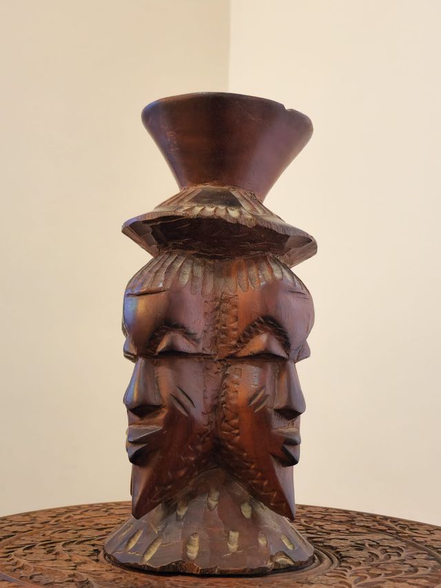 ESCULTURA TIPO JARRÓN AFRICANO CON ASA