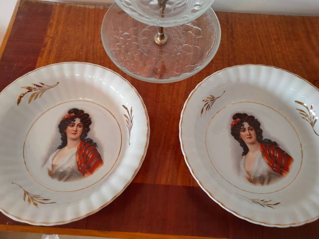 Platos de mujer y fuente de fruta