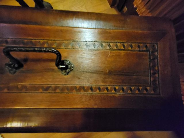 Piccola cassapanca antica