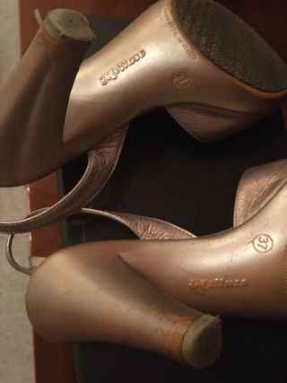 Sandali beige molto usati 