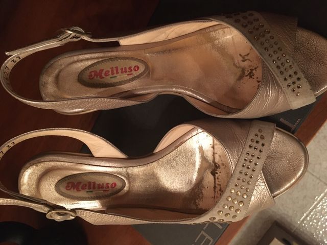 Sandali beige molto usati 