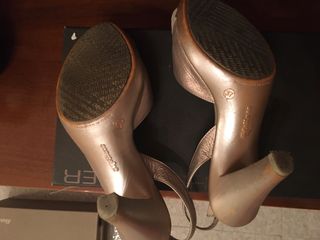 Sandali beige molto usati 