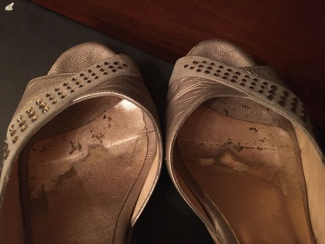 Sandali beige molto usati 