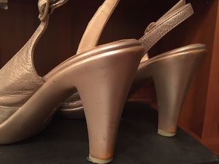 Sandali beige molto usati 