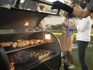 Weber SmokeFire EPX6 Stealth Edition - BBQ Pellets