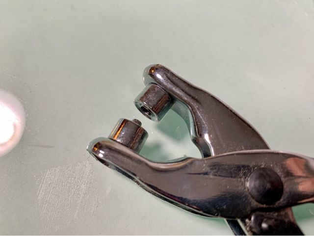 Alicate para botones e ojales