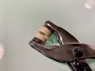 Alicate para botones e ojales