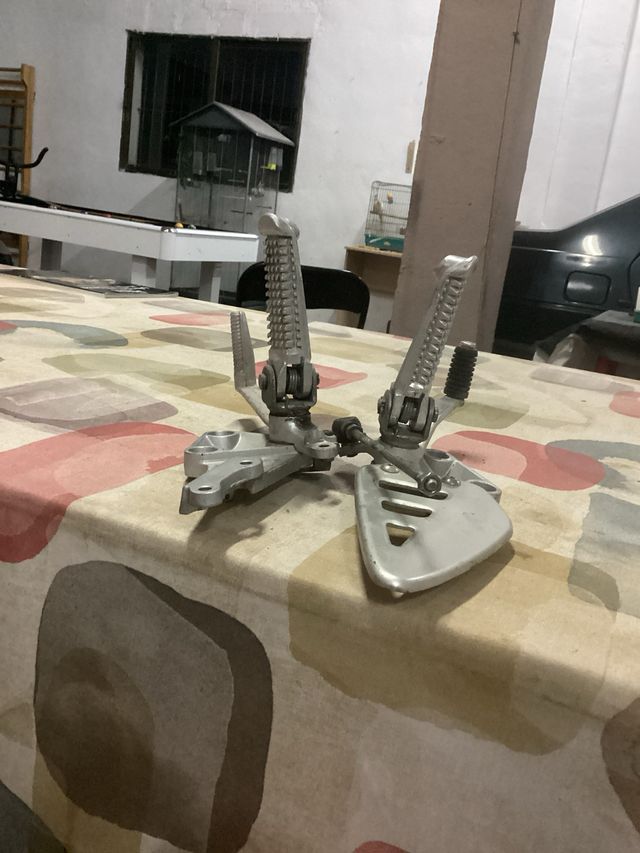 Apoio para os pés em motocicleta Suzuki Bandit para marchas. E travão