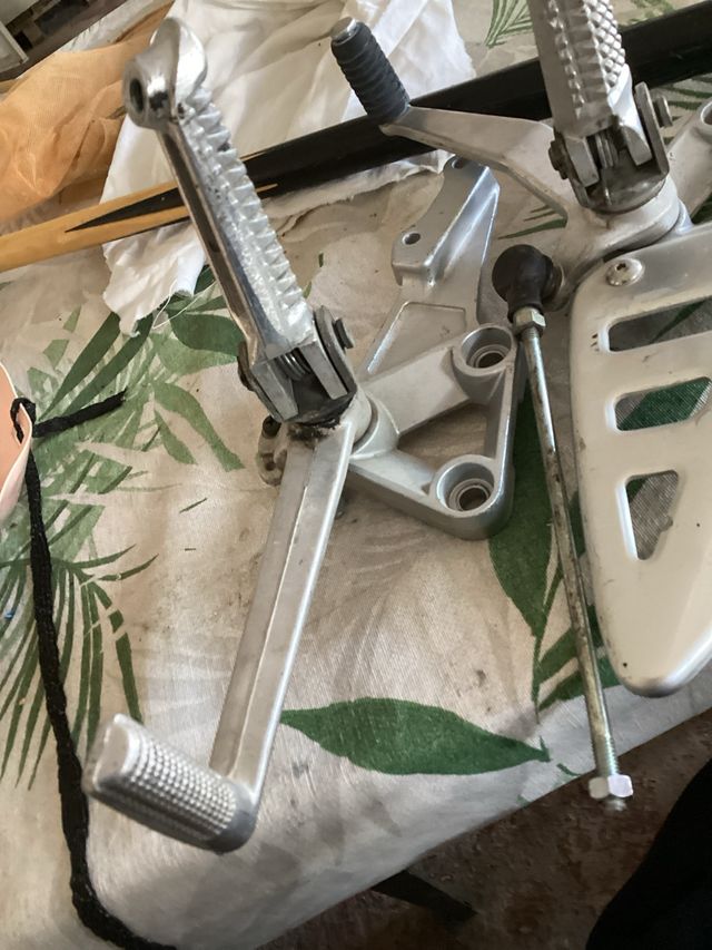 Apoio para os pés em motocicleta Suzuki Bandit para marchas. E travão