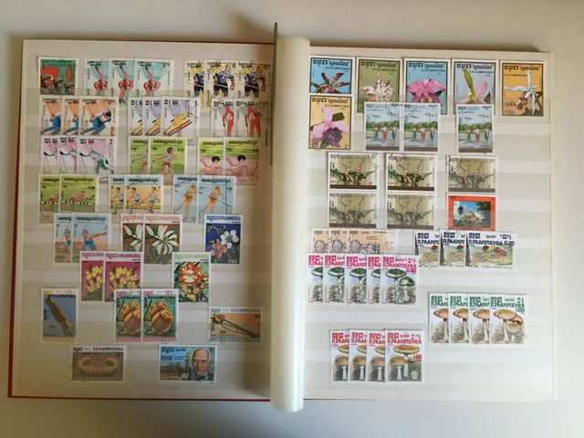 Classificatore con vari timbri tematici.