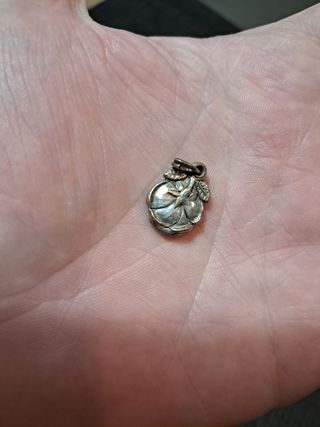 Colgante de plata en forma de rosa