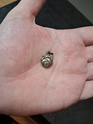 Colgante de plata en forma de rosa