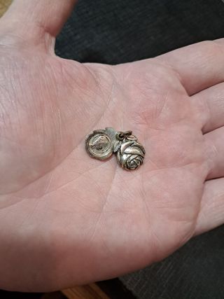 Colgante de plata en forma de rosa