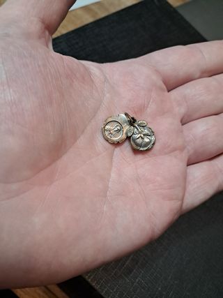 Colgante de plata en forma de rosa