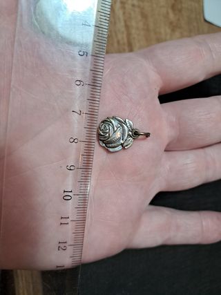 Colgante de plata en forma de rosa