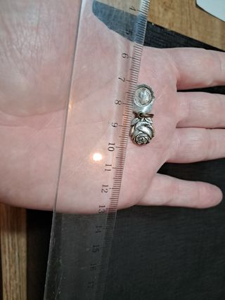 Colgante de plata en forma de rosa