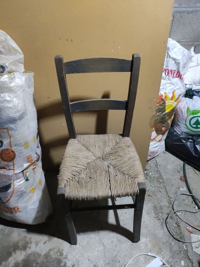 Silla de madera y nea