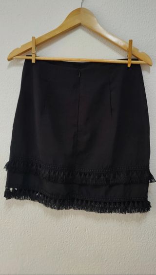 Falda negra flecos 