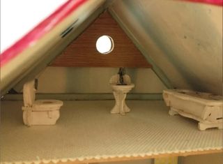 ÚLTIMOS DÍAS Casa de muñecas de madera