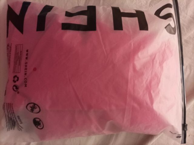 Precioso vestido veraniego nuevo, sin abrir.