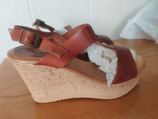 Sandalias cuña piel marrón 