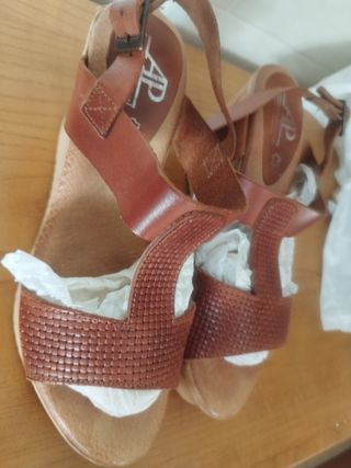 Sandalias cuña piel marrón 