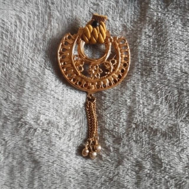 Spilla  tonda dorata con corda vintage anni 80