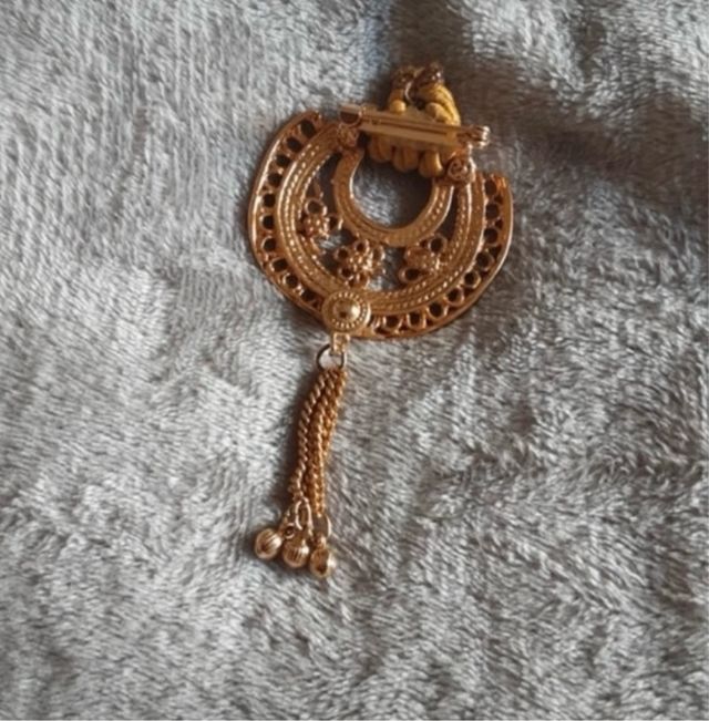 Spilla  tonda dorata con corda vintage anni 80