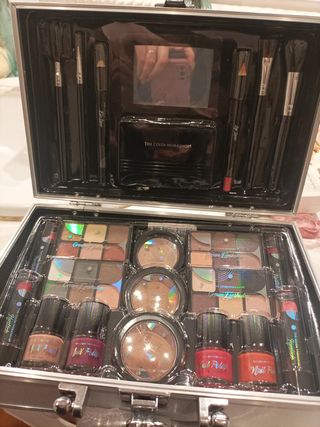 Maletín maquillaje con productos. Sin abrir